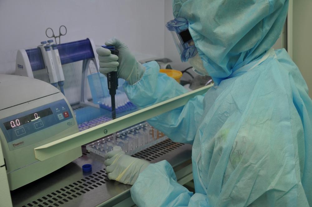 Обработка тестов на COVID-19  в лаборатории вирусологии НМИЦ онкологии